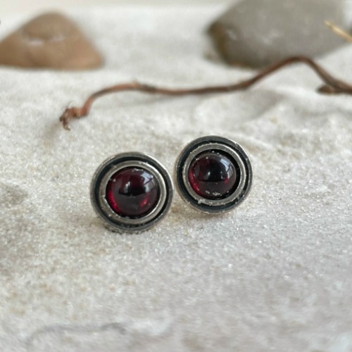 Серьги-пусеты арт. 2460гр, серебро 925 пробы, гранат, чернение