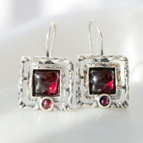 Серьги, арт. E246гр, серебро 925 пробы, гранат, чернение